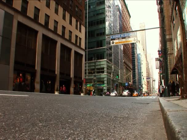 Verkeer op de drukke straten van new york — Stockvideo