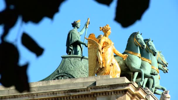 Estatuas en arco de piedra cerca del Museo del Louvre — Vídeos de Stock