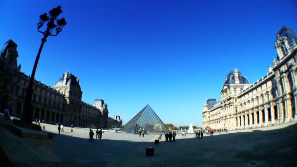 Стеклянная пирамида в Лувре — стоковое видео
