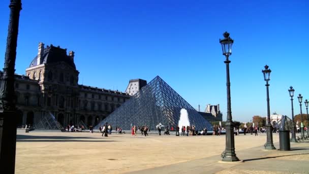 Γυάλινη πυραμίδα και το Μουσείο του Λούβρου — Αρχείο Βίντεο