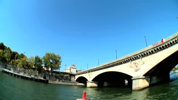 Brug over de rivier de seine van een sightseeing cruise — Stockvideo