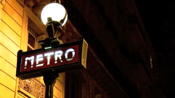 Verlichte teken voor metro undergrond vervoerssysteem — Stockvideo