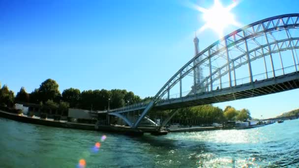 Vista lejana de la Torre Eiffel desde el río Sena — Vídeos de Stock