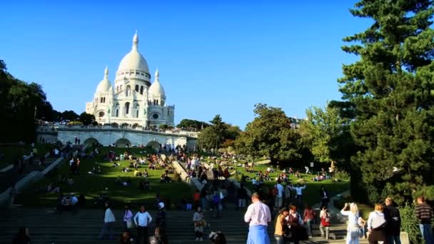 Basilique du Sacre-Coeur em Paris, França, com visitantes — Vídeo de Stock