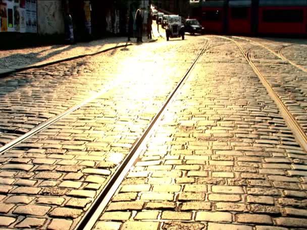 Kopfsteinpflasterstraßen & Straßenbahnlinien in Prag — Stockvideo