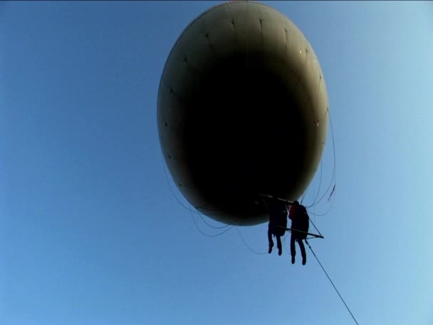 Pareja en el ocio vuelo en globo de aire caliente — Vídeos de Stock