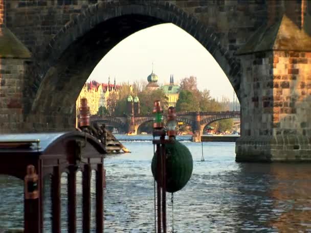 Κυκλοφορίας πεζών στις μια γέφυρα που διασχίζει τον ποταμό στην Πράγα — Αρχείο Βίντεο