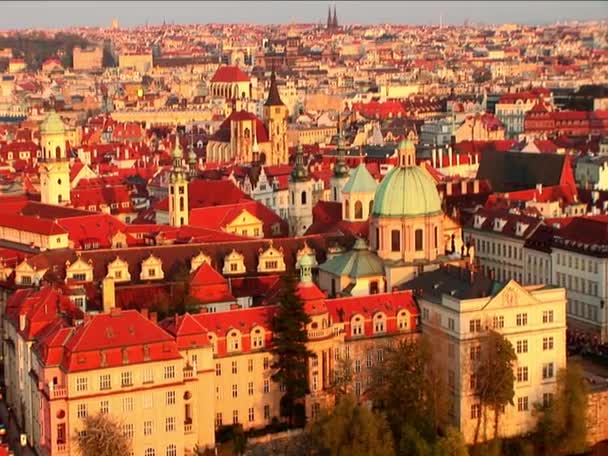 Vista aérea de edificios e iglesias de colores en la ciudad de Praga — Vídeos de Stock