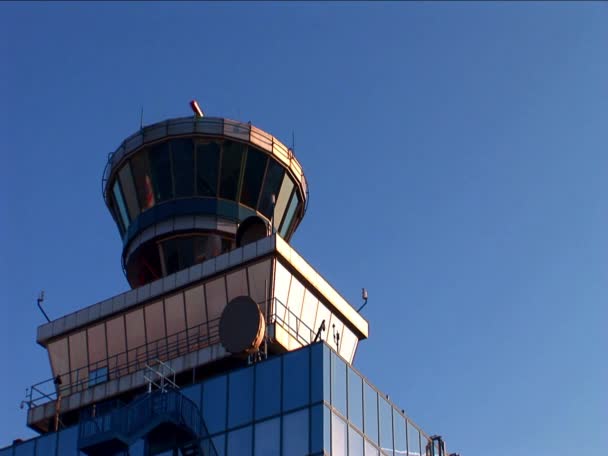 Башня управления полетом аэропорта с вращающимся радаром — стоковое видео