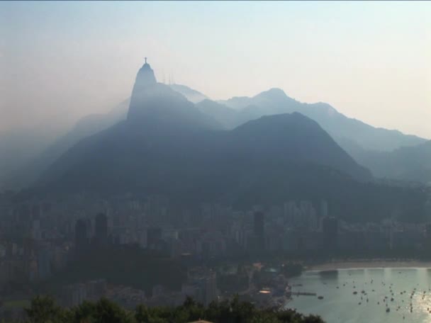 Bucht von Rio de Janeiro Brasilien & ferne Berge am frühen Morgen — Stockvideo