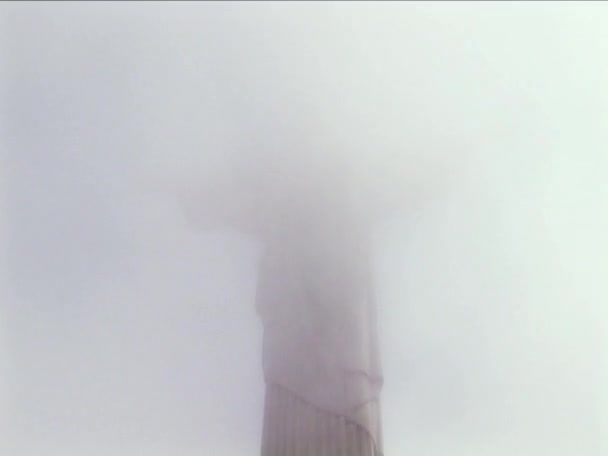 Estatua de Cristo en la montaña Pan de Azúcar en la niebla time-lapse — Vídeo de stock