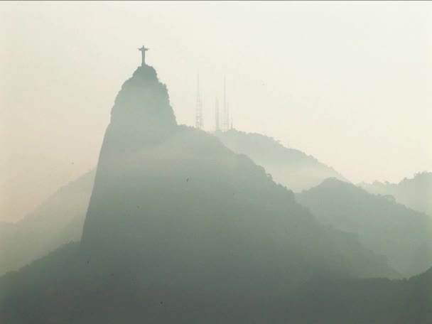 Дистанционный вид на гору Сахарный Лоуф ранним утром — стоковое видео