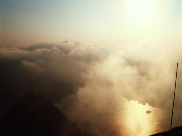 Bahía de Río de Janeiro Brasil y montañas lejanas temprano en la mañana — Vídeos de Stock