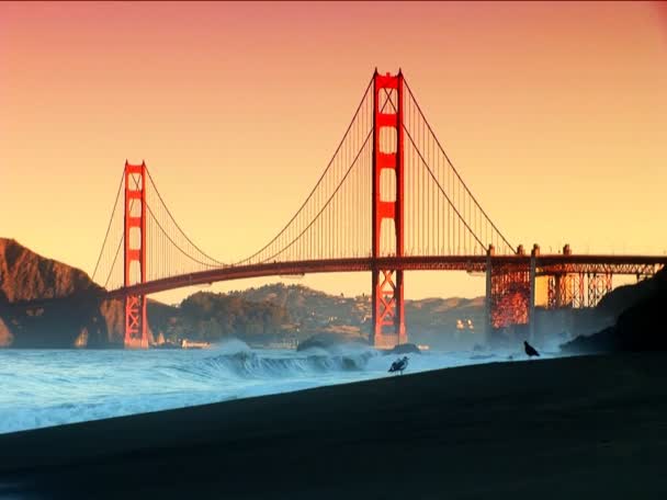 San Francisco'nın Golden Gate Köprüsü ve okyanus dalgalar kıyıya çökmesini — Stok video