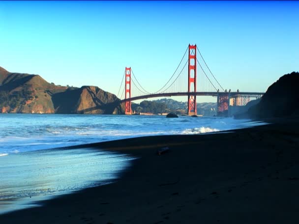 Pont Golden Gate de San Francisco et vagues océaniques s'écrasant sur le rivage — Video