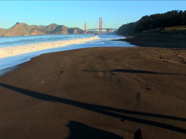 Vista a distanza del Golden Gate Bridge e delle onde oceaniche di San Francisco — Video Stock
