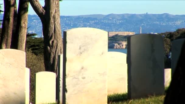 Ruch wysięgnika na cmentarzu pomnik san francisco odkrywając wyspę alcatraz — Wideo stockowe