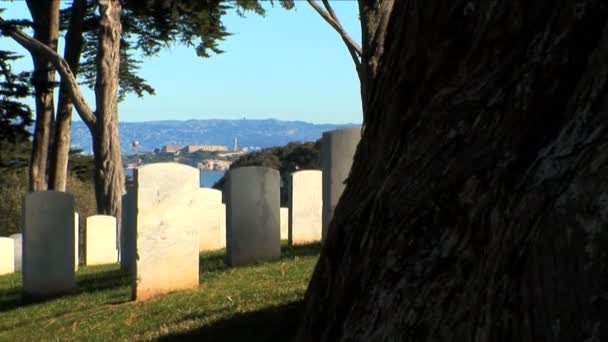 Motion jib en el cementerio memorial de San Francisco revelando la isla de Alcatraz — Vídeos de Stock