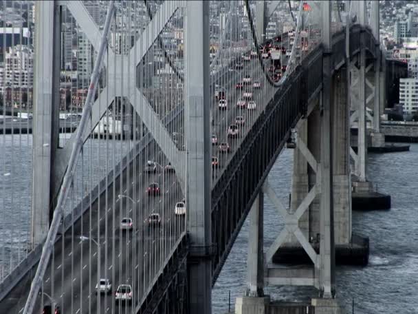 Воздушный обзор движения через мост Золотые Ворота в Сан-Франциско — стоковое видео