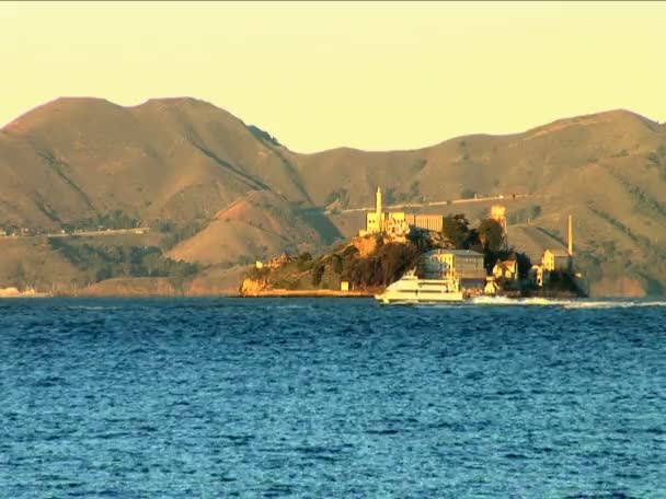 Transbordador de pasajeros navegando frente a la isla de Alcatraz en la bahía de San Francisco — Vídeos de Stock