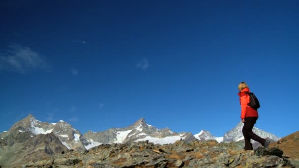 女性的远足者高，山上欣赏风景 — 图库视频影像