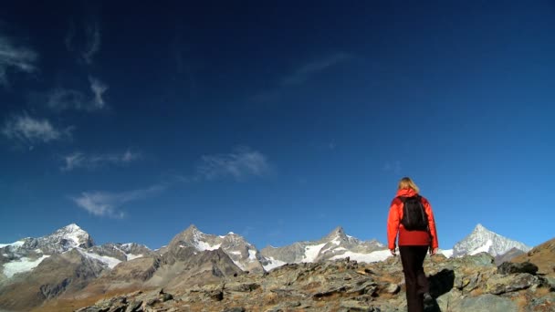 Жіночий пішохід високо на горі, насолоджуючись видом — стокове відео