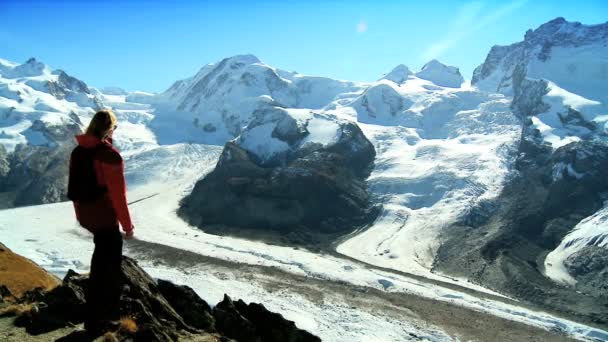 Senderista femenina en una hermosa escena de montaña — Vídeo de stock