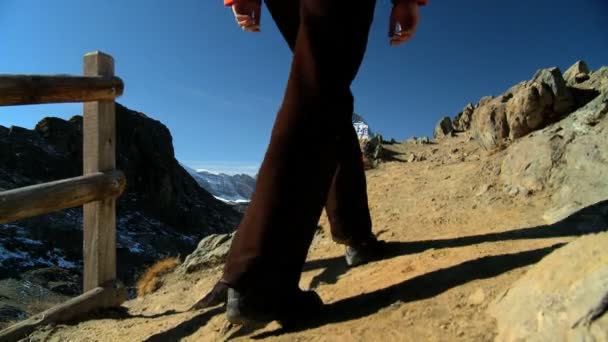 Matterhorn manzarayı kadın uzun yürüyüşe çıkan kimse — Stok video