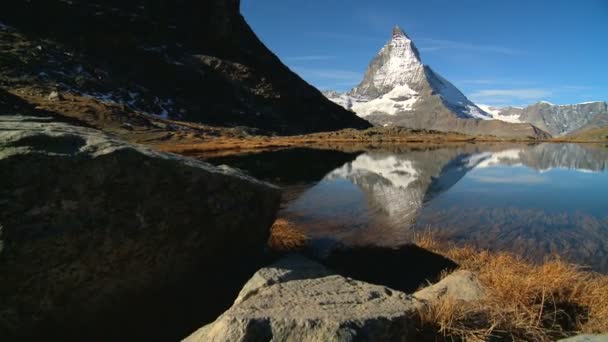 Lago de montaña con Matterhorn en el fondo, Suiza — Vídeo de stock