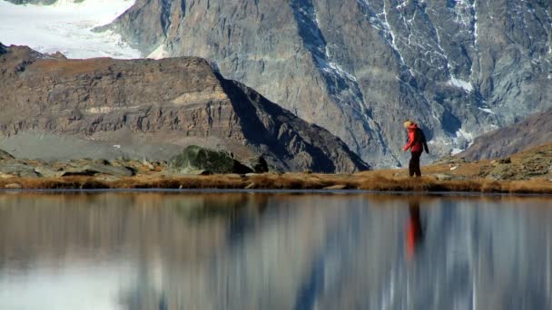 Eenzame vrouw wandelen aan de voet van de matterhorn-Zwitserland — Stockvideo