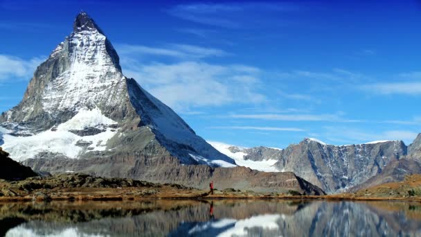 Senderismo femenino solitario en la base del Matterhorn — Vídeo de stock