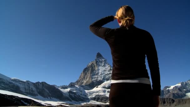 Női turista élvezte a kilátás nyílik a Matterhorn-hegyre, Svájc — Stock videók