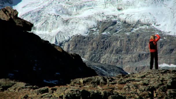 Senderismo femenino solitario en la base del Matterhorn — Vídeos de Stock