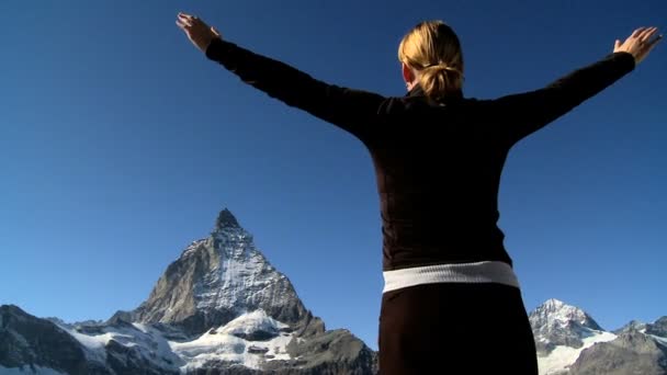 Escursionista donna con vista sul Cervino, Svizzera — Video Stock