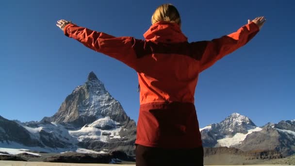 Női turista élvezte a kilátás nyílik a Matterhorn-hegyre, Svájc — Stock videók