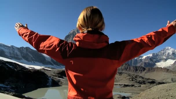 女性登山者享受马特洪峰，瑞士的视图 — 图库视频影像