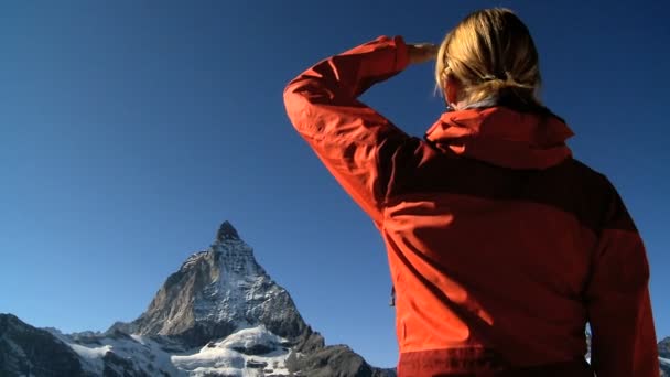 Matterhorn, İsviçre manzarayı kadın uzun yürüyüşe çıkan kimse — Stok video