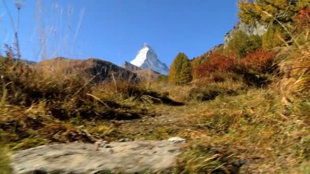 Caer en un prado alpino Zermatt con excursionistas y el Matterhorn — Vídeo de stock