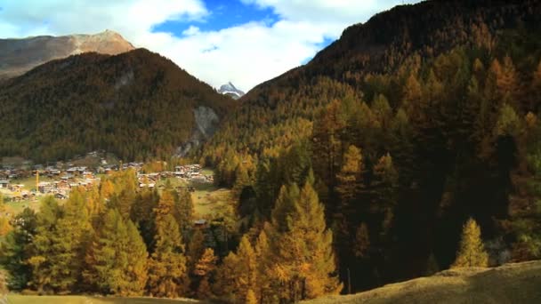 Церматт село в alpine лугу, біля підніжжя гори Маттерхорн — стокове відео
