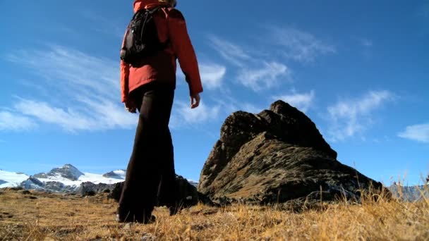 Magányos nő természetjáró Gornergrat — Stock videók