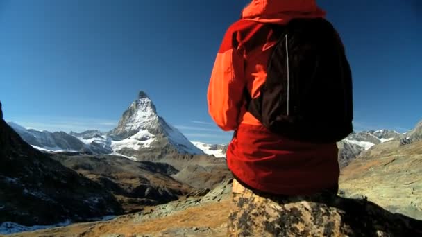 Élvezi a kilátás nyílik a Matterhorn női természetjáró — Stock videók