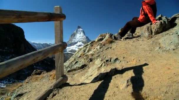 Caminhante feminina desfrutando de vista do Matterhorn — Vídeo de Stock