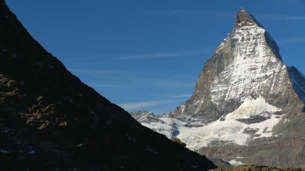 Вертоліт пролітає повз стороні гори Маттерхорн, Швейцарія — стокове відео