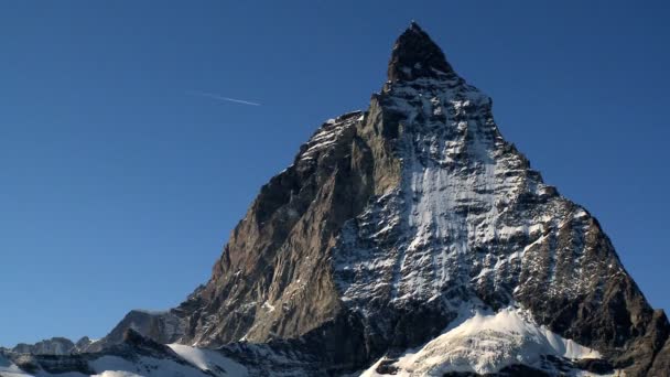 Dampfspur hinter atemberaubender Nahaufnahme des Matterhorns — Stockvideo