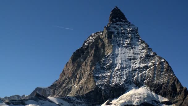 Vapour trail behind stunning close-up of Matterhorn — Stock Video