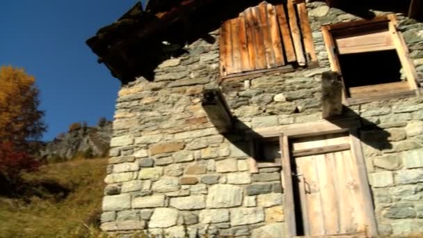 Stone barn in alpine meadow in fall with the Matterhorn — Stock Video