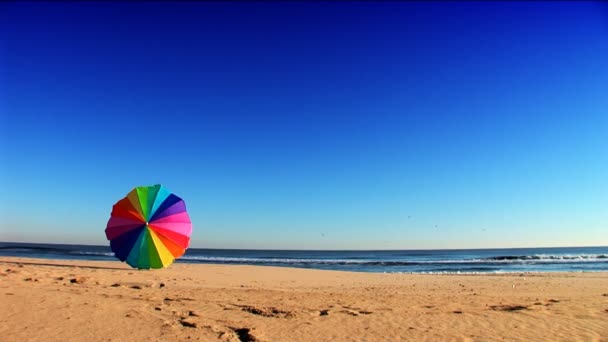 Renkli plaj tatil gidilecek. — Stok video