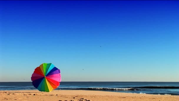 Farbenfrohe Urlaubsziele am Strand. — Stockvideo