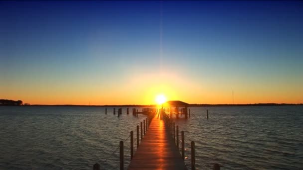 Sonnenuntergang am Ende des Stegs. — Stockvideo