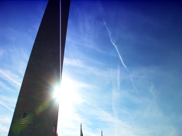 Olhando para o Monumento e bandeiras de Washington — Vídeo de Stock